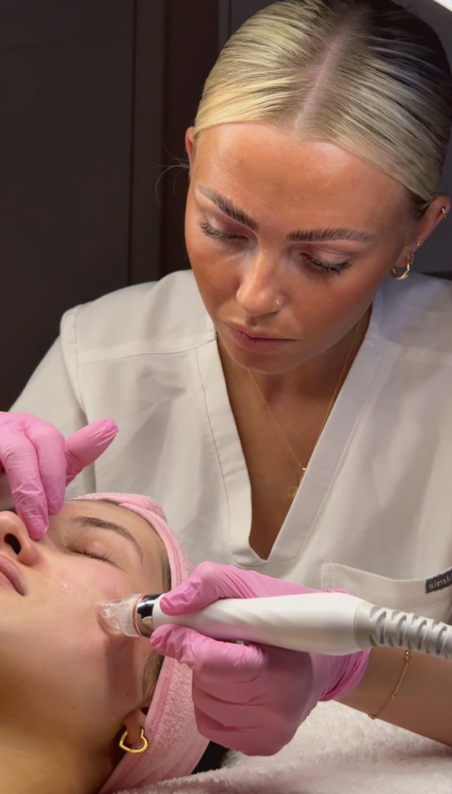 Scarlett Crawford performing a hydra facial at The Beauty Room in Hook